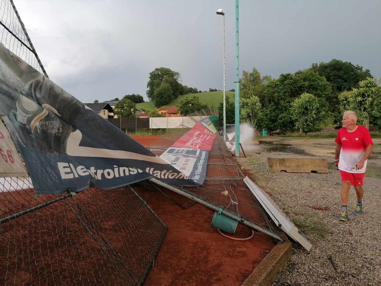 Sturmschaden am Tennisplatz